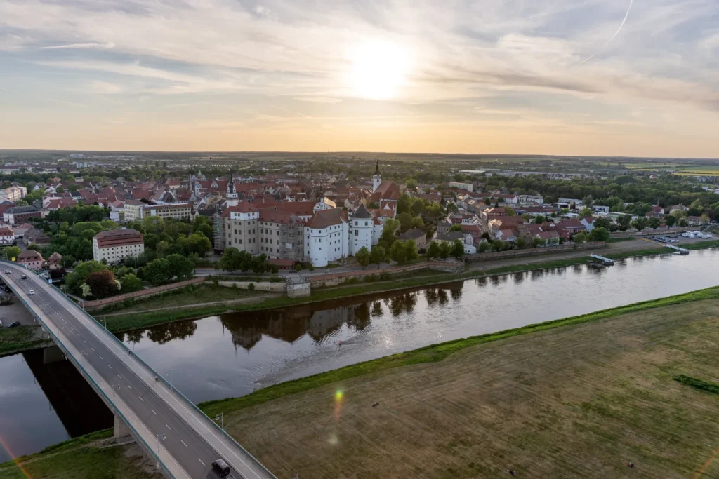 Torgau mit Schloss Hartenfels, Elbe und Brücke